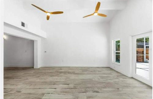 Blue Lagoon Hideaway 3BR Coastal Chic Retreat - Photo 36