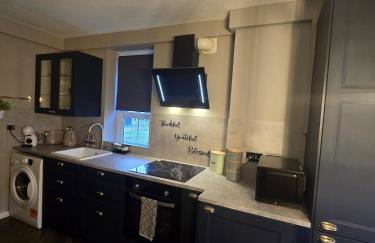 Contemporary & Spacious 1BD - Fireplace with Modern Comforts - Foto 14