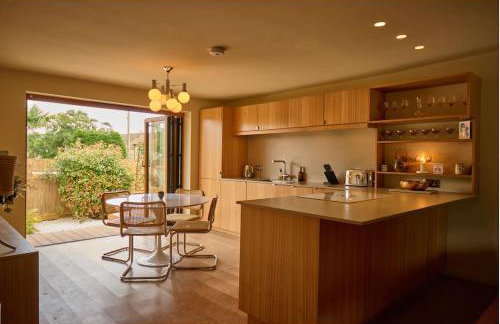 Cromer Luxury Palm Springs Bungalow with Pool Room - Photo 13