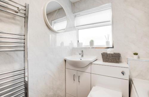 Comfortable 3 Bedroom Gem with 2 Bathrooms Perfect for Groups - Photo 3