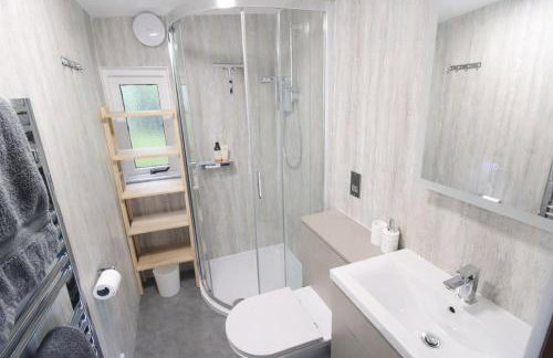 Neaum Crag Lodge ideal for a couple or family with young children in a woodland setting at Skelwith Bridge - Foto 8