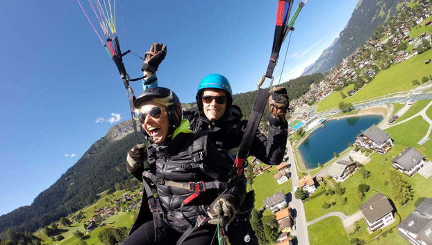 Volo in parapendio sulle Alpi svizzere