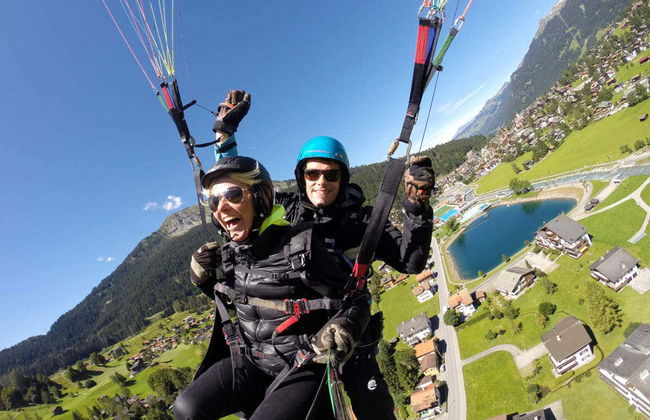 Volo in parapendio sulle Alpi svizzere - Foto 2