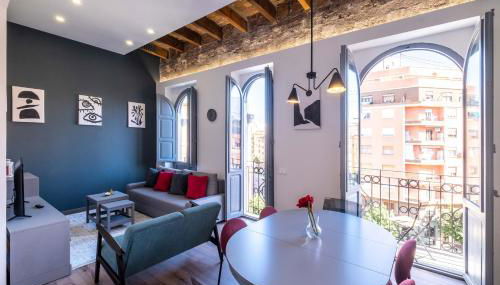 Spacious Penthouse with Massive Terrace - Photo 2