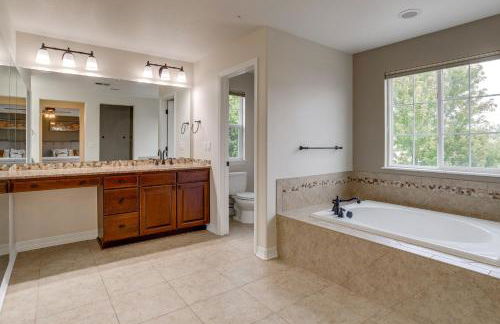 Yard, Home Gym, and Game Room Spacious Aurora Home - Foto 20