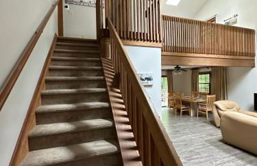 Pocono Hideout Family Home with Hot Tub Deck Sunroom Pool Big Bass Lake Larsen Lake Gouldsboro Clifton Township - Foto 12