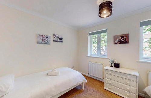 2 Bed with Garden & Free Parking near the Thames - Photo 9