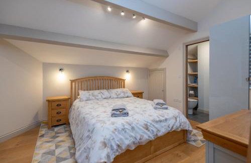 Sleeps 6 4 bedrooms 2 minute walk to the Square Hosted Happy Valley Cast - Photo 52