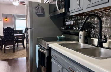 Comfy, Close to Downtown with Lake & Lift Bridge Views - Foto 15