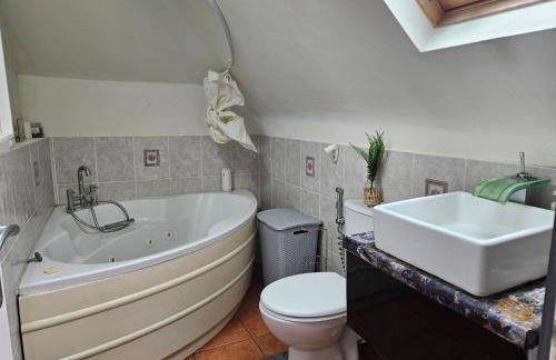 Stunning 4 bed house with huge garden and parking - Foto 39