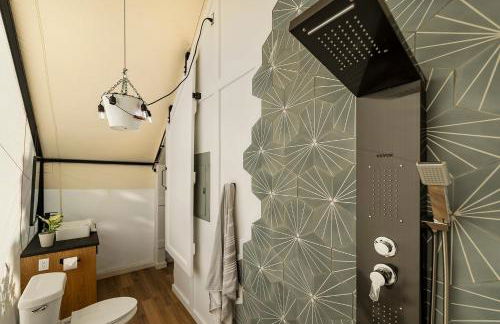 Treehouse Glamping at Pecan Haven W Hot Tub - Foto 14