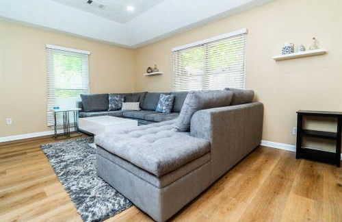 Ultimate Getaway with Pool and Games - Foto 12