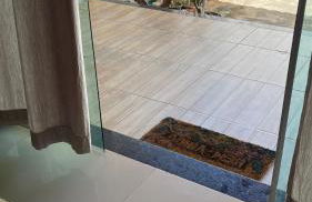 Casa Grande com 2 quartos e 3 camas com AR CONDICIONADO nos dois quartos - Foto 8