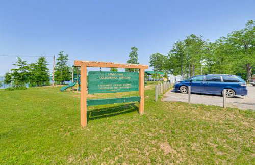 12 Mi to Skiing Manistee Lake Cottage with Fire Pit - Foto 24