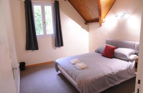 Lovely Modern 6-Bed Retreat Near 3 Swimming Lakes, Perfect for Families - Foto 25