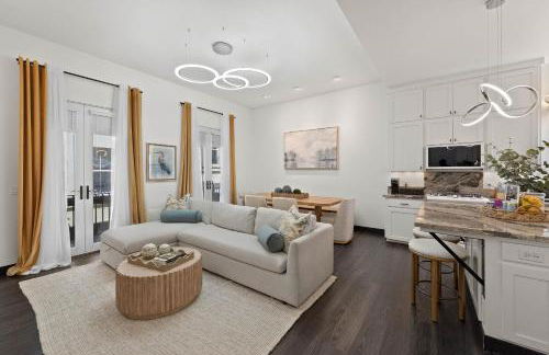 City Lights and Rooftop Nights by Rather Be Properties - Foto 41