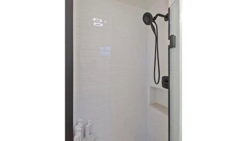 Stylish King Suite-FP-Hot Tub-Walk to All In OT - Foto 5