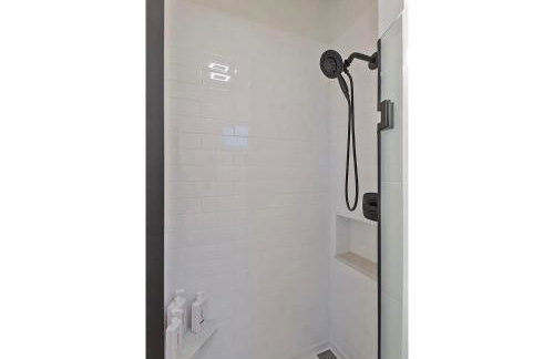 Stylish King Suite-FP-Hot Tub-Walk to All In OT - Foto 5