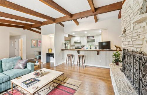 Hill Country Getaway Near San Marcos River home - Photo 2