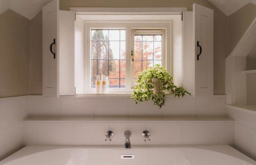 Half Way House, Clappersgate, sleeps 8 - Foto 11