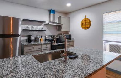 Cozy retreat minutes from stadiums - Photo 10