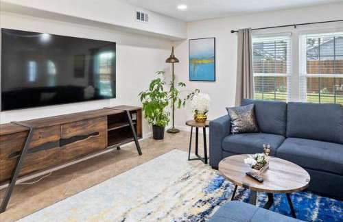 Bring the Crew! 4BR Luxe Pad, Backyard Magic & City at Your Door - Foto 6