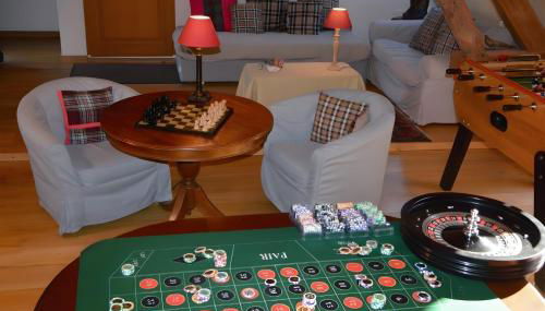 Cottage Mackinley, séjour spacieux et chaleureux, salon de jeux, grande salle à manger, 15 pers, Centre Historique, gare TER - Foto 4, Garden view, Game Room