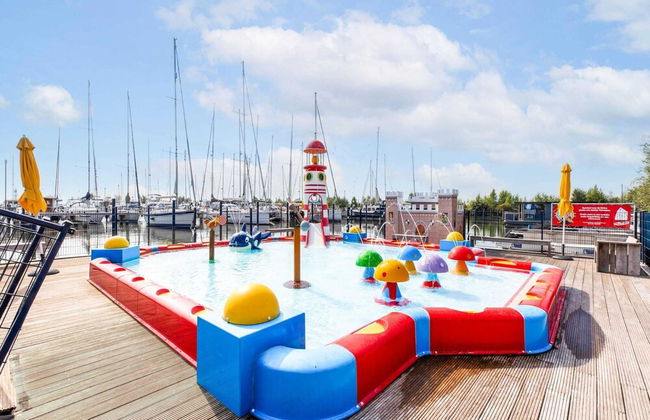 Modern Houseboat in Volendam With Shared Pool - Foto 6