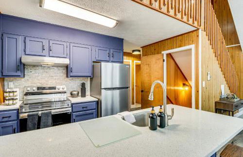 Scenic Views! Clifton Twp Chalet with Fire Pit, Deck - Foto 11