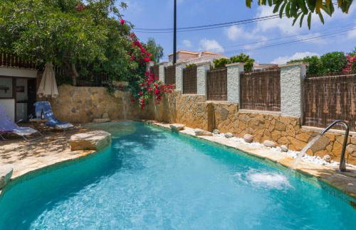 Bright villa with salt water pool - Photo 1