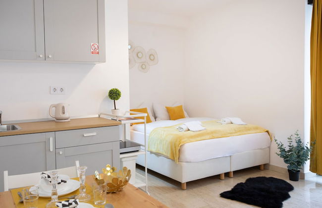 Beautiful Studio Near City Center - Photo 1