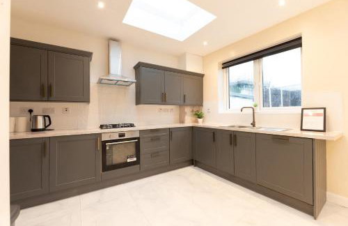 Spacious 4BR Home Walk to Station Parking - Pass the Keys - Foto 13