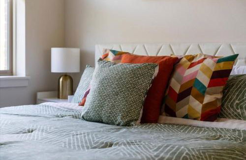 Chic 2BR • King Beds • Huge Patio • 95 Walk Score! - Foto 10