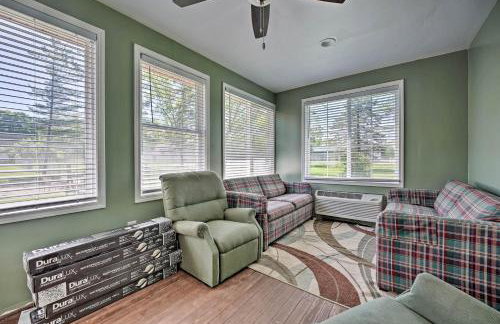 3 Mi to Lake Michigan Access Sawyer Home with Patio - Foto 10