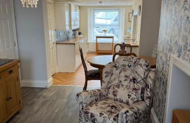 Spacious, sleeps 7, 2 baths, Central Saltash - Photo 10