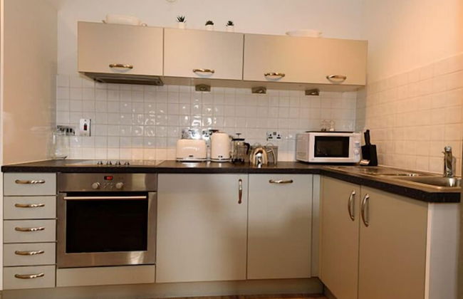 Karah Suites - Gloucester Docks - Photo 9