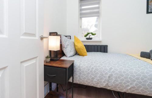 Stylish 3 Bedroom Sea View Apartment -Free Parking- Sleeps 9 - Photo 29