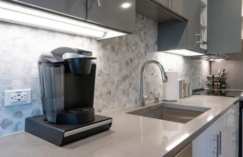 Downtown-Elevator-King Bed-Garage Parking-Laundry - Foto 33