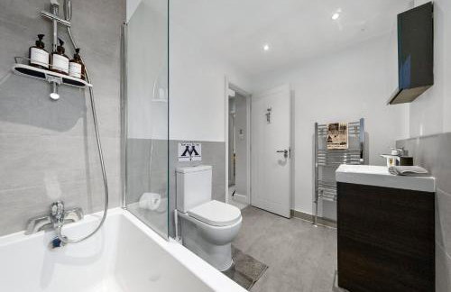 The Lumos House - 4 Bed Home w Parking near Harry Potter Studios - Foto 58