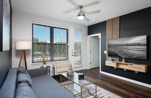 Modern 2BR Retreat- Prkng,Near Rvrwlk & Conv Ctr - Foto 1