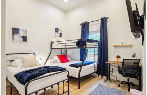 Skyline Retreat 3BR-3BA w Stunning Views Near DT - Foto 25