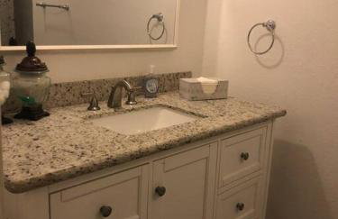 Spacious 2300SF, Recently Rehabbed, Large Living! - Foto 2