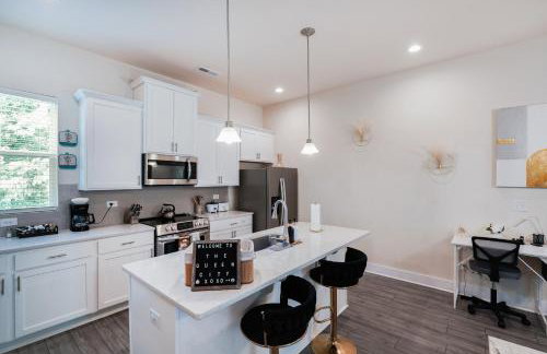 Stylish 3BR Home in CLT, Close to Downtown, Airport, WFH & Parking & Family Friendly & Business Ready - Foto 45