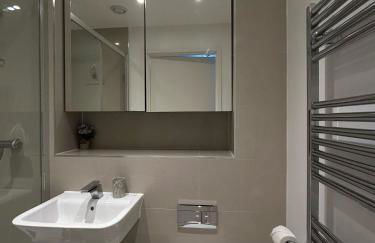 Modern 2-Bedroom Flat Near Wembley - 9 Minutes from Park Royal Station - Foto 23