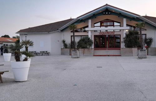 Mobil home camping les Charmettes 4 étoiles les MATHES en Charente Maritime prés du ZOO de la Palmyre 8 personnes tout confort 3 chambres 2salles de bains 2 WC Lave linge lave vaisselle Climatisation bien situé - Foto 34