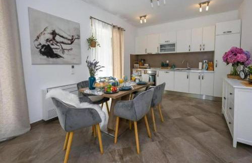 Beautiful Villa surrounded by Greenery with Swimming Pool - Photo 18