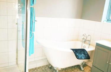 Spacious & Comfortable 4BR Retreat Sleeps 7, Perfect for Families & Professionals, Clark Property Estates - Foto 10