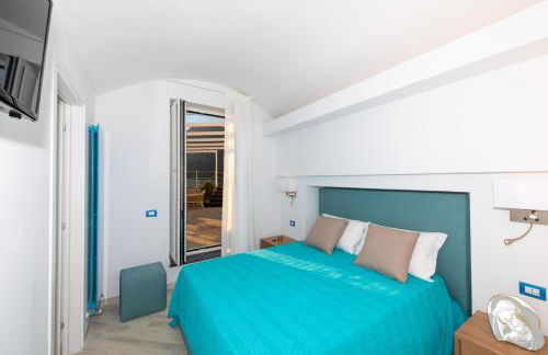 VILLA LA TAGLIATA spectacular jacuzzi tub amazing view and private parking garage - Photo 37