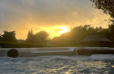 Sunset Retreat Cabin, Private Hot Tub with Mini Cinema Projector & Garden views - Foto 46