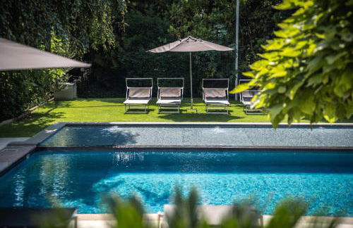 goldfinger + suites - Photo 8